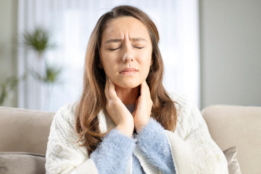 Режется зуб мудрости и одновременно болит горло – почему такое бывает?