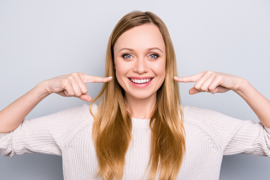 Making smile. Улыбающийся человек. Че улыбаешься. Улыбающееся лицо. Чел улыбается.