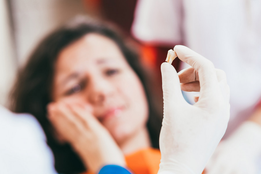 Что делать, если долгое время идет кровь из десны после удаления зуба?