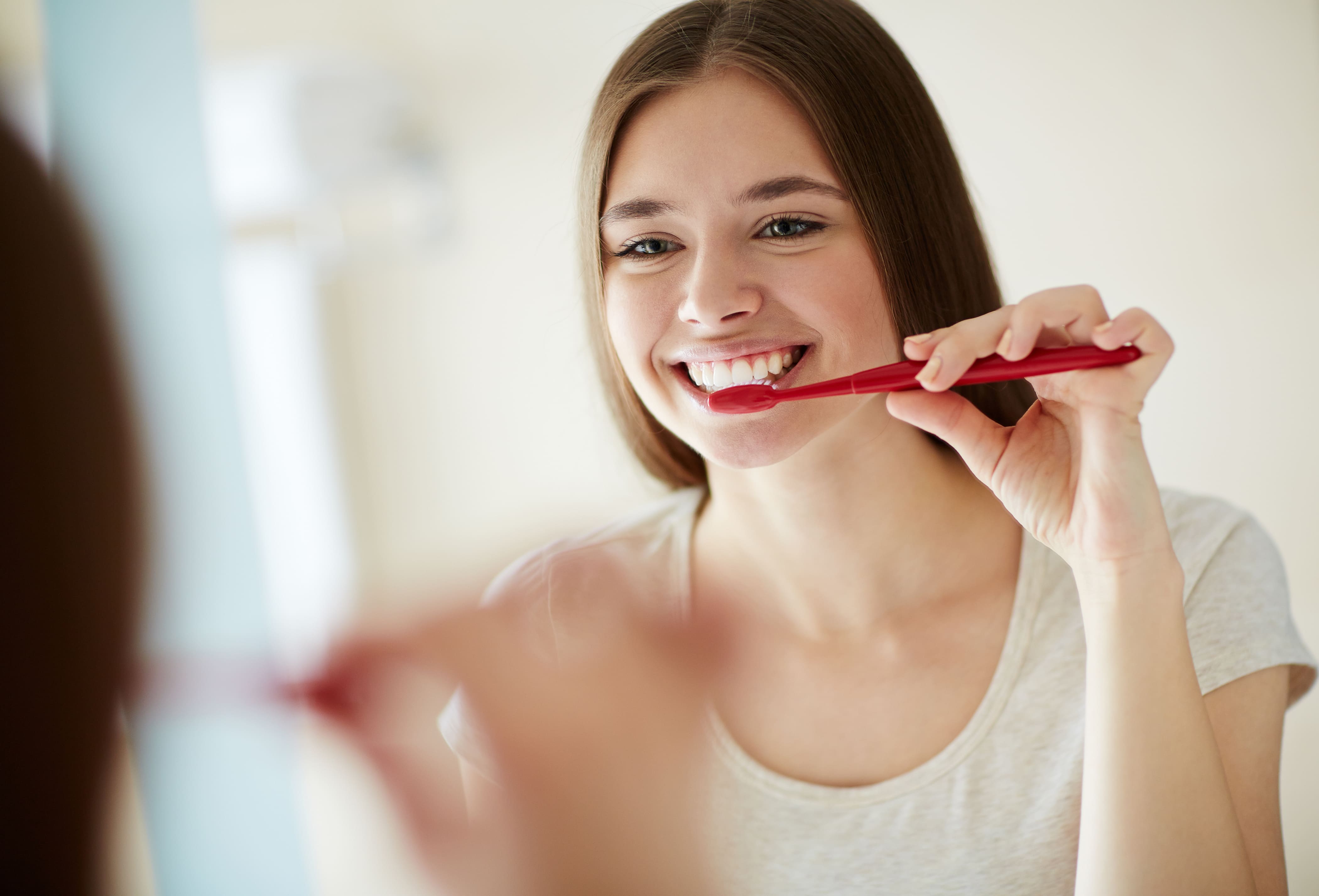 Brushing teeth. Девушка с зубной щеткой. Девушка чистит зубы. Чистые зубы. Улыбка с зубной щеткой.