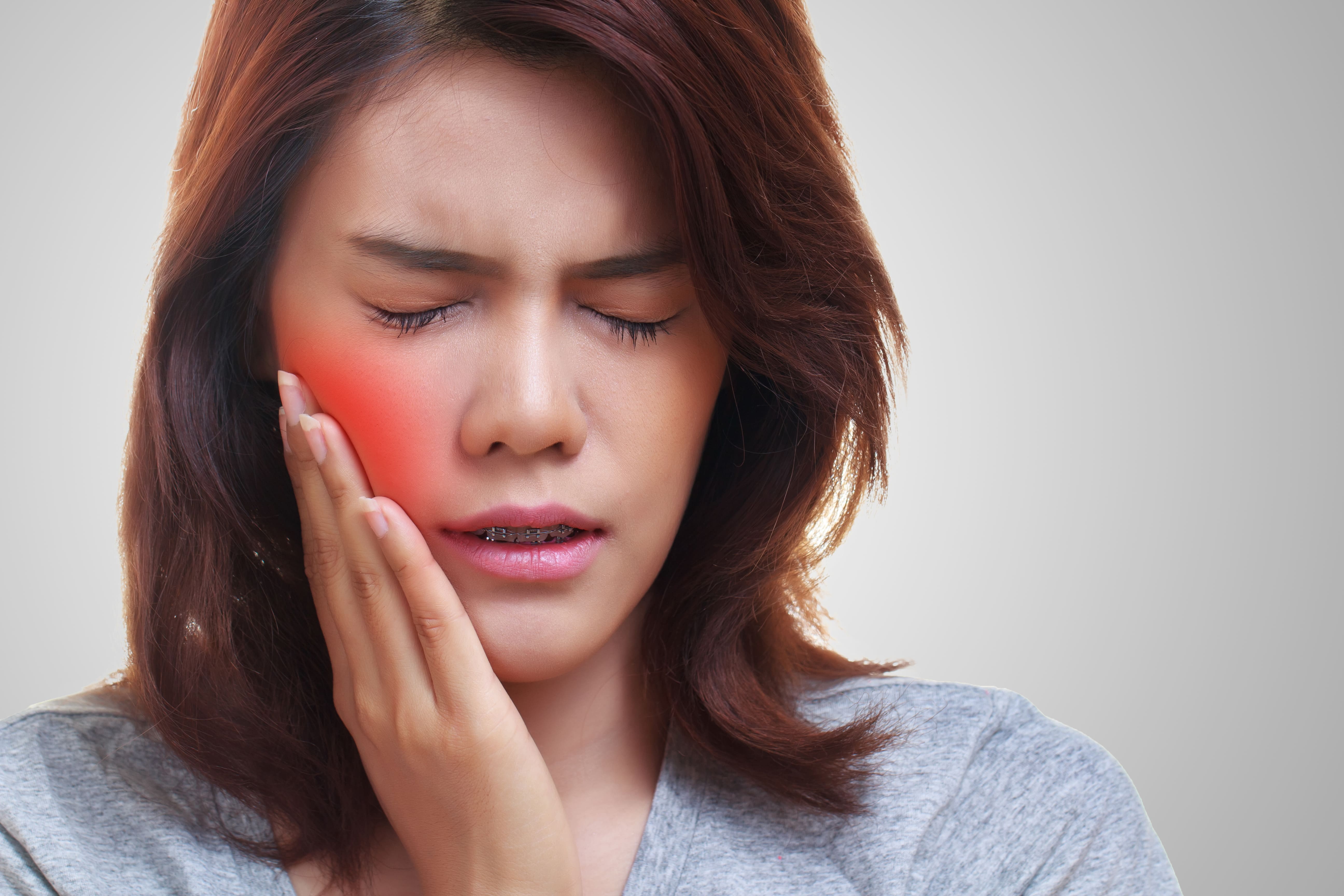 Почему после удаления зуба мудрости болит горло